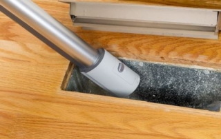 Vacumming air ducts 12628 500x333